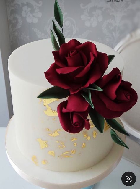 Red Roses Cake Ideas, Red Rose Cake Design, Cute Anniversary Cake, Red Flower Cake, Red Cake Design, Cake With Red Flowers, White Cake With Flowers, Red Birthday Cake, Rose Flower Cake