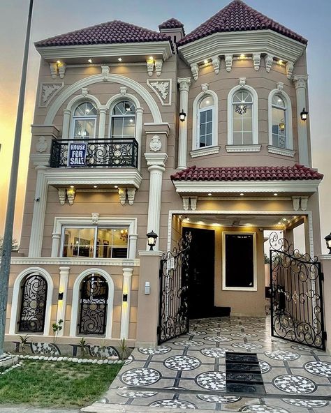 Classic House Exterior Luxury, Small Italian House, 3 Marla House Design, House Structure Design, House Front Elevation, Two Story House Design, House Front Porch, Small House Front Design, Spanish Villa