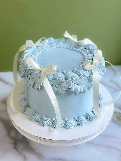 Pretty Blue Birthday Cakes, Light Blue Vintage Cake, Blue Cakes For Girls Birthday, Blue And White Cake Design, Baby Blue Birthday Cake, Blue Cake Aesthetic, Blue Cake Designs Birthday, Light Blue Birthday Cake, Cute Blue Cake