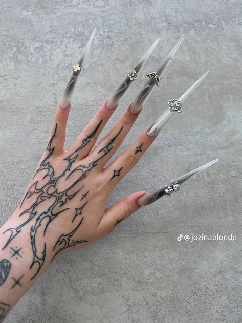 Grunge Tattoo Hand, Cybersigilism Hand Tattoo, Goth Hand Tattoos, Cybersigilism Nails, Tattoo Main, Hand Tattoo Ideas, Grunge Tattoo, Filmy Vintage, Sigil Tattoo