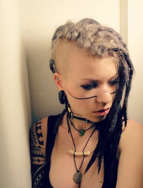 Beautiful white/ black dread-hawk and gauges. Gothic Princess, Post Apocalyptic Fashion, Dreads Girl, Facial Tattoos, Apocalyptic Fashion, Afro Punk, Edgy Style, Tone Hair, Gothic Beauty