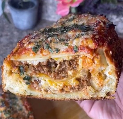 Garlic Bread And Lasagna Sandwich, Stuffed Lasagna Bread, Lasagna French Bread, Garlic Bread Lasagna Sandwich, Lasagna Bread Bowl Recipe, Garlic Bread Brisket Lasagna, Garlic Bread Stuffed Lasagna, French Bread Lasagna, Lasagna Stuffed French Bread