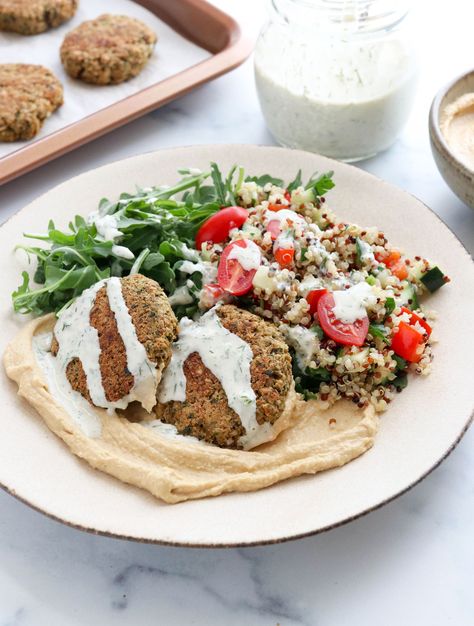 Falafel Bowls Falafel Dressing, Falafel Bowl Recipe, Falafel With Canned Chickpeas, Quinoa Falafel, Falafel Bowls, Meal Bowls, Falafel Bowl, Falafel Salad, Vegetarian Platter