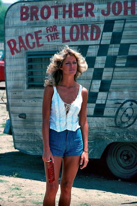 Farrah Fawcett on the set of "The Six Million Dollar Man", 1974. - 9GAG Farrah Fawcett 70s, Farrah Fawcet, Kate Jackson, Charlotte Rampling, Fashion 70s, Charlie’s Angels, 70s Outfits, Seventies Fashion, Elizabeth Hurley