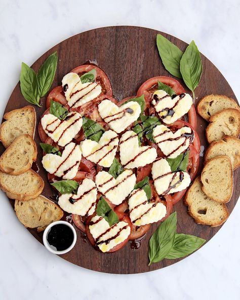 Valentines Dinner Food Ideas, Healthy Valentines Charcuterie Board, Valentines Food Board, Valentines Day Food Ideas For Party, Valentines Day Dinners, Valentine Dinner Ideas At Home, Heart Caprese, Valentine’s Day Dinner, Valentines Dinner At Home