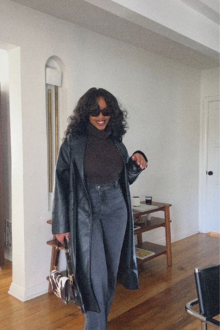 Winter In New York Fashion, Autumn Outfits 2023 Black Women, Winter Coat Outfits Black Women, Girls Night Out Fall Outfit Ideas Black Women, Fall Trousers Outfit Casual, Autumn Fashion Black Women, Autumn Work Outfits Women Casual, Black Feminine Outfit Casual, Autumn Fits Black Women