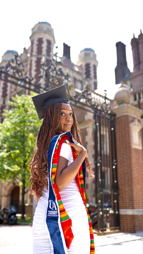 Grad Cap With Braids, Braids Graduation Cap, Box Braids Graduation, Braids With Graduation Cap, Graduation Cap With Braids, Braids Graduation, Graduation Braids, Grad Hats, Graduation Board