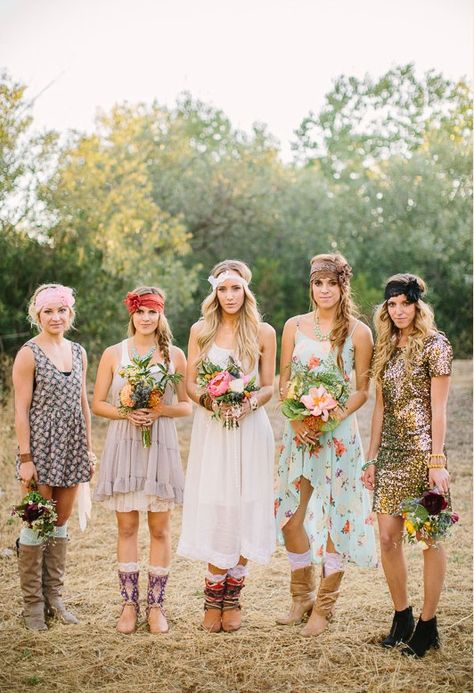 . Rustic Dress, Bohemian Bridesmaid, Bohemian Inspiration, Rustic Wedding Bouquet, Photography Shoot, Inspiration Photography, Bohemian Wedding Dresses, Wedding Crown, Lace Weddings