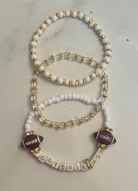 Any football 🏈 moms out there? Football Bracelet Ideas, Football Moms, Football Bracelet, Beading Jewelery, Bracelet Ideas, Football Mom, Beading, Football, Bracelet