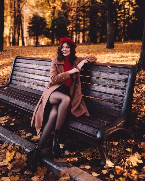 Az összes bejegyzés • Instagram Style Chic Parisien, Autumn Photography Portrait, Senior Photoshoot Poses, Fall Portraits, Parisian Chic Style, Classic Style Outfits, Look Retro, Sitting Poses, Stylish Photo Pose