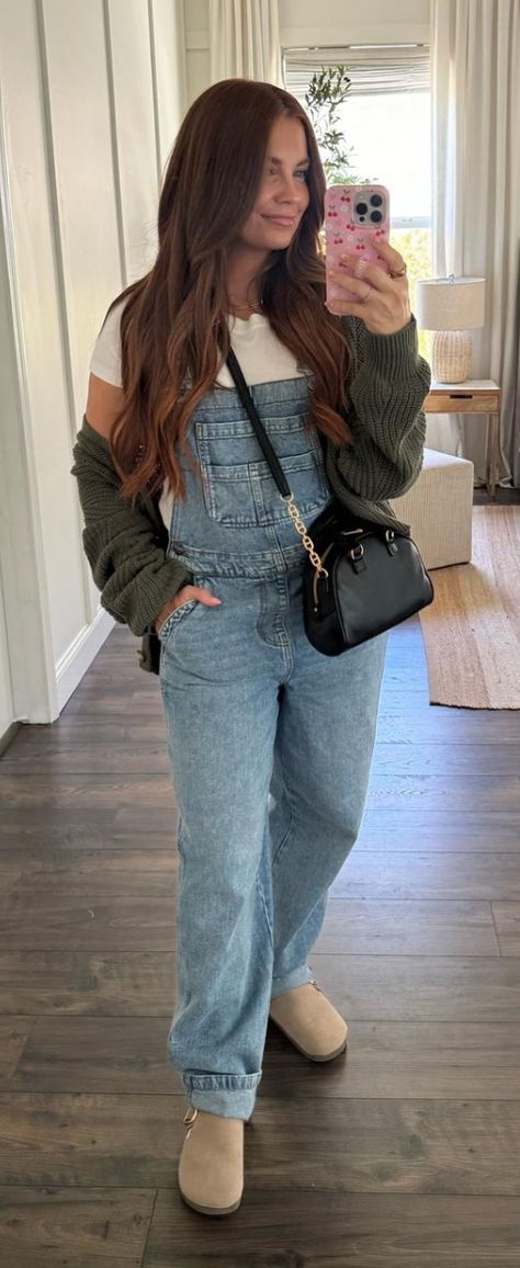 Concert Outfit Outdoor, Green Overalls Outfits, Fall Overalls, Outfit Outdoor, Green Overalls, Overalls Outfit, Fall 24, Photo Outfit, Concert Outfit