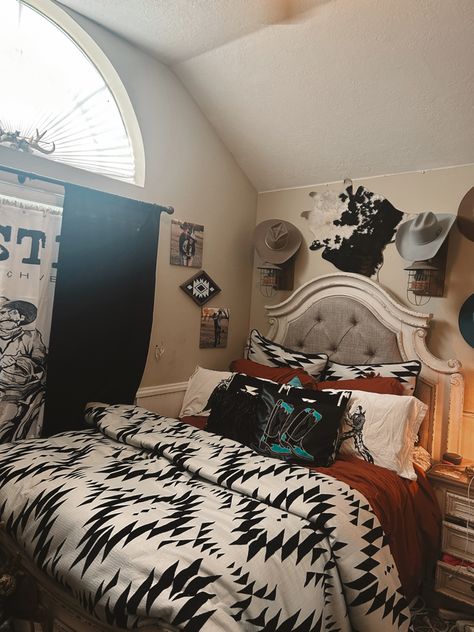 Western Style Bedroom Rustic, Western Bed Set, Western Bedrooms Teenage Girl, Western Teenage Girl Bedroom, Cow Print Room Ideas, Girls Western Bedroom, Western Accent Wall, Western Farmhouse Bedroom, Bedding Terracotta