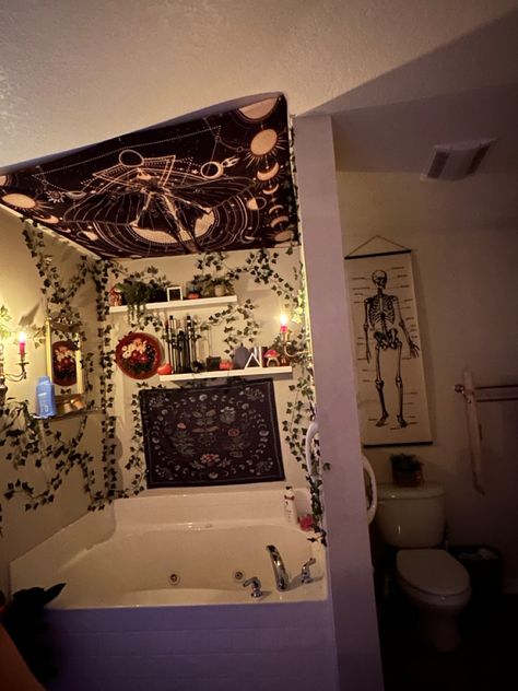 Renter Friendly Goth Decor, Grunge Bathroom Aesthetic, Goth Camper, Whimsy Goth Decor, Goth Bathroom Ideas, Whimsigoth Bathroom, Goth House Decor, Goth Bathroom Decor, Spooky Bathroom Decor