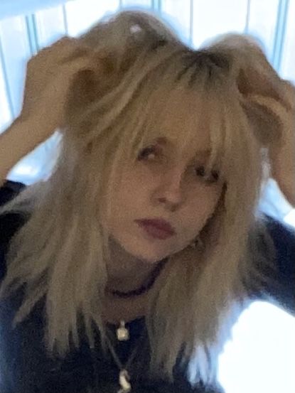 Black And Blond Hair Ideas, Twilight Haircut, Haircut Y2k, Wolf Cut With Fringe, Billie Eilish Haircut, Shag With Fringe, Indie Bangs, Y2k Haircut, Red Wolf Cut