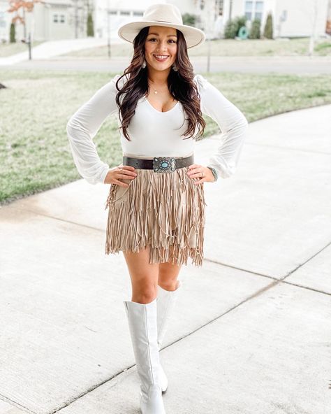 Fringe skirt, concert, turquoise belt, white boots, bodysuit, skirt, brown, hat, nashville Concert Outfit Black, Fringe Skirt Outfit, Morgan Wallen Concert Outfit, Cowgirl Fringe, Morgan Wallen Concert, Cowgirl Skirt, Turquoise Belt, Black Leather Skirt, Brown Hat