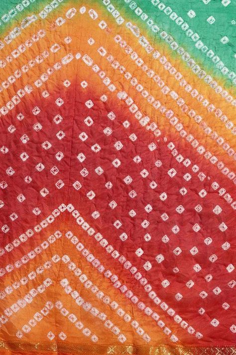 Tie Dye Saree, Laces Design, Shibori Pattern, Orange Saree, Flower Pattern Design, Indian Prints, Silk Scarf Painting, Bandhani Saree, Art Silk Sarees