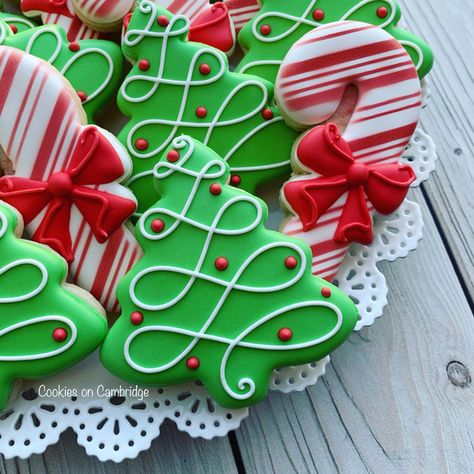 Fun Decorated Cookies, Jul Kaka, Christmas Sugar Cookies Decorated, Cute Christmas Cookies, Cookie Christmas, Sugar Cookie Designs, Candy Cane Christmas, Xmas Cookies, Fancy Cookies