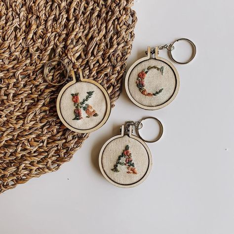 Keychain Embroidery Hoop, What Can I Embroider, Hand Embroidered Keychain, Things To Hand Embroider, Mini Embroidery Hoop Keychain, Embroidered Keychains Diy, Embroider Keychain, Embroidery Keychain Diy, Embroidered Keychains