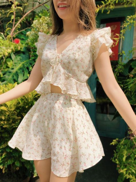 Floral Top Outfit Ideas, Skirt And Top Outfits, Sleepwear Fashion, Classy Prom Dresses, Style Guru, Myanmar Dress Design, Fashion Top Outfits, Modest Dresses Casual, Everyday Fashion Outfits