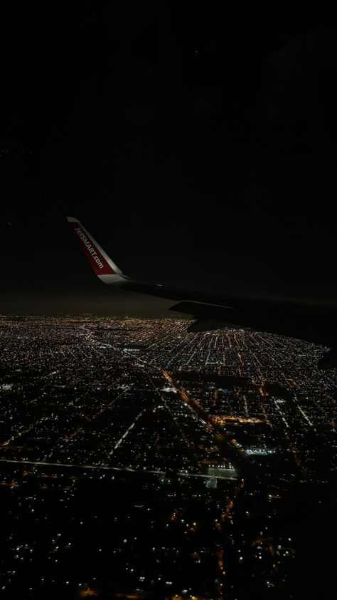 Night Sky From Plane, Airplane Window View Night, Airplane Aesthetic Night, Window View Night, Plane Aesthetic, Photo Avion, Airplane Window View, Sky Pic, City View Apartment