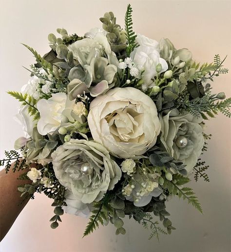 Sage Green Brides Bouquet, Green Wedding Bouquets Bride, Sage And Ivory Wedding Flowers, Sage Green Bouquet Bridesmaid, Brisedmaid Sage Green, Green Flower Wedding Bouquet, Green Sage Wedding Theme, Wedding Green Bouquet, Wedding Suit Sage Green