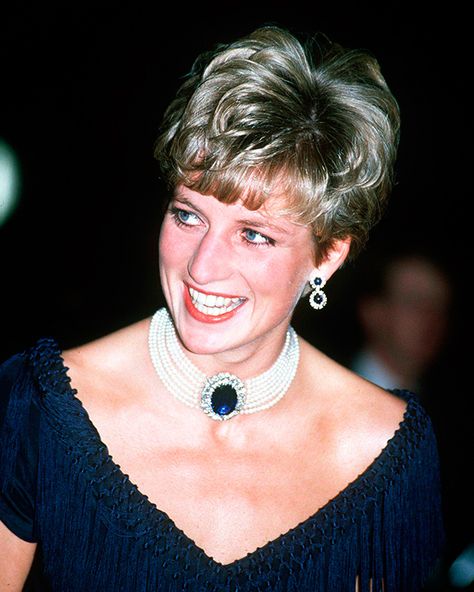 Foto a foto: La colección de joyas de la princesa Diana - Foto 8 Sapphire Choker, Princess Diana Photos, Princess Diana Pictures, Princes Diana, Diana Fashion, Ottawa Canada, Royal Albert Hall, Popsugar Fashion, Lady Diana Spencer