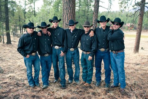 western shirt, blue jeans, and boots groomsmen attire  | cool. idk how I feel about blue jeans tho Western Wedding Groomsmen Attire, Jeans Groom, Country Groomsmen Attire, Groomsmen Jeans, Country Groomsmen, Country Wedding Groomsmen, Chambelanes Outfits, Country Wedding Pictures, Jeans Wedding