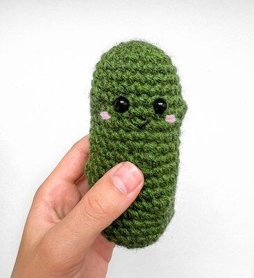 Easy Green Crochet Projects, Crochet Pickle, Crochet Pants Pattern, Easy Pickle, Christmas Pickle, Mini Amigurumi, Fall Crochet, Crochet Shop, Crochet Food