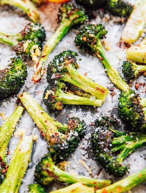 How To Roast Broccoli, Best Roasted Broccoli, Parmesan Broccoli Recipes, Roast Broccoli, Lemon Broccoli, Easy Veggie Side Dish, Broccoli Lemon, Parmesan Roasted Broccoli, Veggie Side Dish