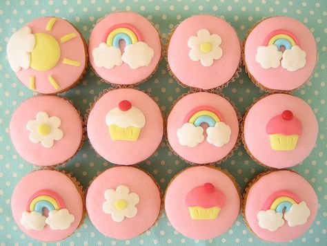 rainbow and cupcake cupcakes #hellonaomi Girly Cupcakes, Cupcakes Bonitos, Cupcake Vintage, Cupcakes Amor, Cupcake Rosa, Cupcake Fondant, Cake Roses, Cupcakes Fondant, Ideas Cupcakes