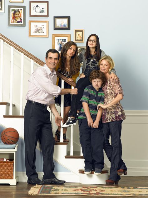 Modern Family - Season 1 Promo Dunphy Family, Modern Family Season 1, Modern Family Tv Show, Rico Rodriguez, Ed O Neill, Family Maternity Photos, Julie Bowen, Family Poses, Family Photo Pose