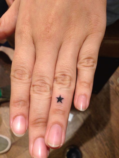 Tato Minimal, Handpoke Tattoo, Muster Tattoos, Star Tattoo, Poke Tattoo, Diy Tattoo, Astral Projection, Dainty Tattoos, Dream Tattoos