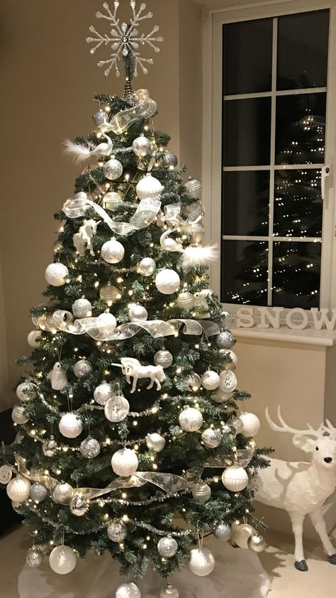 Snowy Christmas Tree Ideas, Christmas White Decor, Crismas Tree, Noel Decor, Best Christmas Tree Decorations, Christmas Tree Decoration Ideas, Tree Decoration Ideas, Best Christmas Tree, Pretty Christmas Decorations