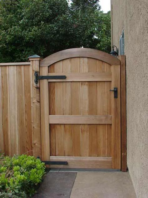 Fence Gates Wooden, Wooden Gate Door, Side Yard Gate, Backyard Gate, Wooden Gate Designs, Gate Design Ideas, Cedar Gate, Wooden Fence Gate, Wood Fence Gates