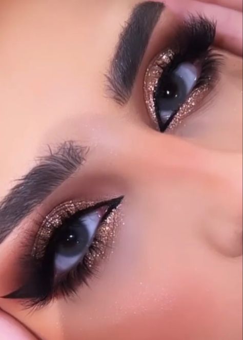 Arab Makeup, Eid Makeup Look, Arabic Make-up, Quince Makeup, Eid Makeup, Bridal Makeup Videos, Makeup Gold, Arabic Makeup, Beginners Eye Makeup