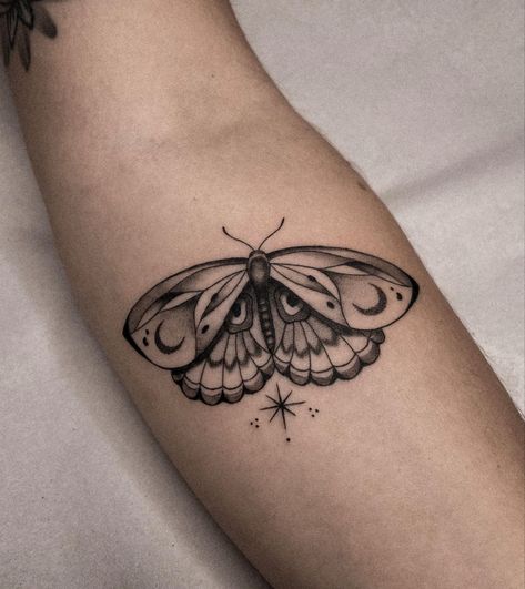 Moth And Floral Tattoo, Feminine Moth Tattoo, Fine Line Moth Tattoo, Moth Tattoos For Women, Floral Moth Tattoo, Lisbon Tattoo, Tatoo Inspiration, Light Tattoo, Bff Tattoos