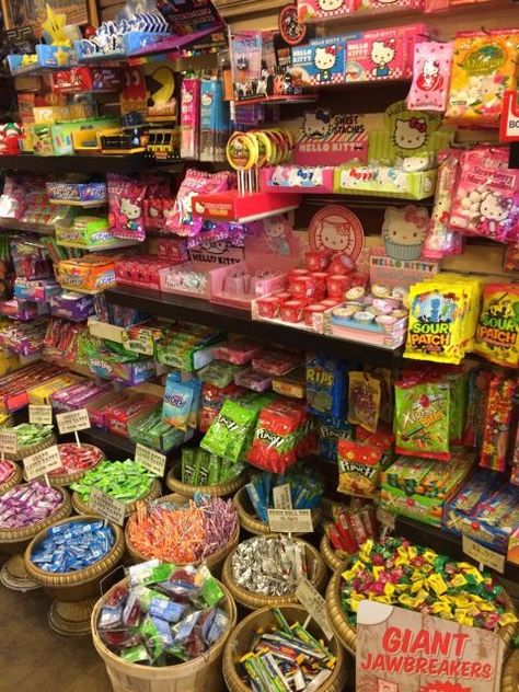 Candy Store Ideas, Candy Display Ideas, Old School Candy, Candy Room, Candy Shops, Penny Candy, Candy Drinks, Candy Display, Sleepover Food