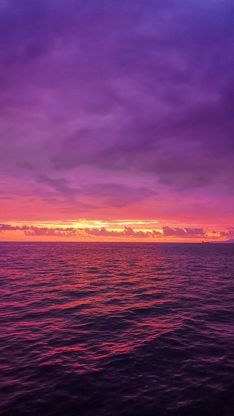 Purple Ipad Lockscreen, Purple Sunsets, Sunset Purple, Pictures Of The Sun, New Nature Wallpaper, Sky Art Painting, Iphone Wallpaper Stills, Purple Sunset, Red Sunset