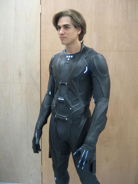 'Tron Legacy' Rinzler suit. by DaveGrasso on DeviantArt Tron Costume, Futuristic Suit, Mens Bodysuit, Combat Suit, Tron Legacy, Super Suit, Futuristic Armour, Suit Of Armor, Space Suit