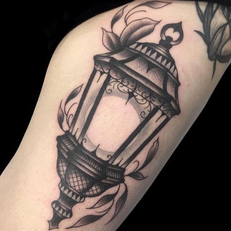 Lantern Tattoo Design, Lamp Tattoo, Lantern Tattoo, Small Chest Tattoos, Gem Tattoo, Tattoo Dotwork, Tattoo Old School, Full Sleeve Tattoo Design, Fire Tattoo