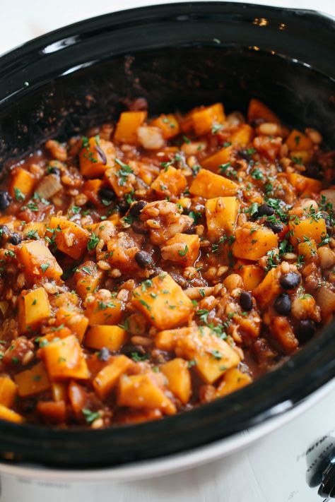 This Slow Cooker Butternut Squash and Farro Chili is healthy, hearty and the perfect delicious recipe to warm you up in the colder months! Farro Chili, Squash Chili Recipe, Butternut Squash Chili Recipe, Slow Cooker Butternut Squash, Slow Cooker Quinoa, Squash Chili, Butternut Squash Chili, Vegan Crockpot, Menu Sarapan Sehat