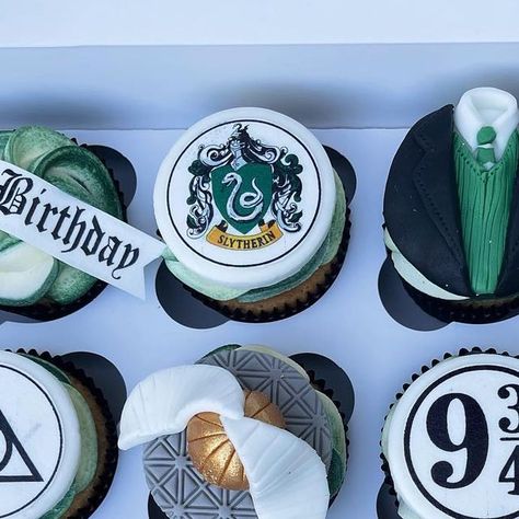 Slytherin Cupcakes, Harry Potter Cupcakes, Harry Potter Birthday Cake, Potter Wallpaper, Cupcakes Ideas, Harry Potter Scene, Yule Ball, Harry Potter Cake, Homemade Cake