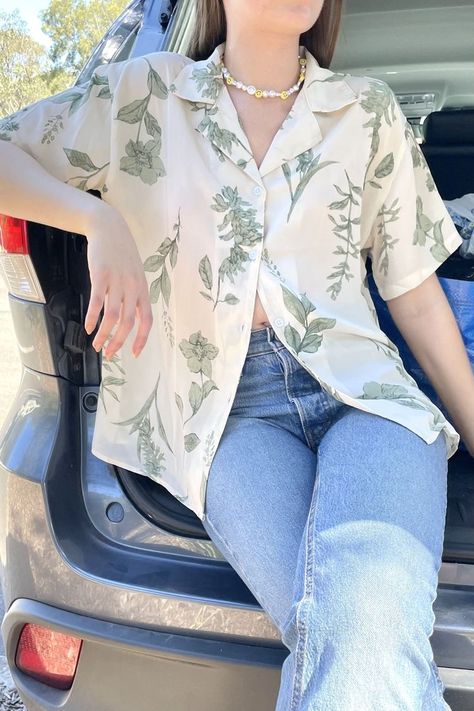 Women In Shirts Button Up, Chiffon Button Up Shirt Outfit, Summer Outfit Medium Size Women, Ootd For Medium Size Women, Women In Button Down Shirts, Cute Hawaiian Shirt Outfit, Short Sleeve Oversized Shirt, Pattern Button Down Shirt Outfit, Button Down Shirt Outfit Short Sleeve