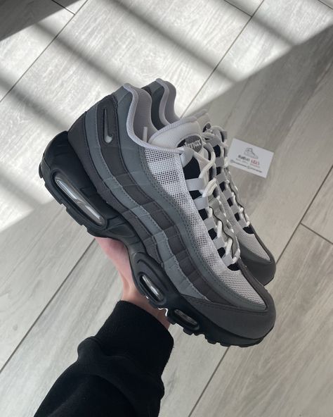 Trendy Shoes Nike, Airmax 95 Outfit, Nike Tn Shoes, Air Max 95 Grey, Shoes To Buy, Nike 95, Airmax 95, Nike Airmax 95, Pretty Shoes Sneakers