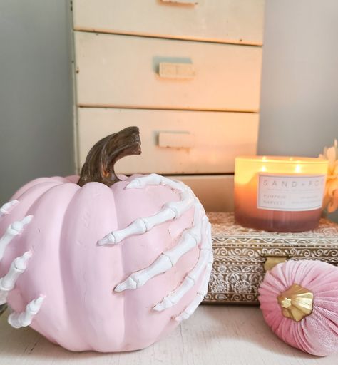 Girly Pumpkin Decorating Ideas, Pink Spooky Birthday, Pink Painted Pumpkins, Pastel Pumpkins, Cute Pumpkin Painting Ideas Girly, Pastel Halloween Aesthetic, Girly Halloween, Pink Fall Decor, Pink Fall