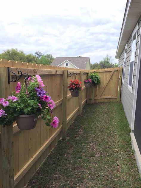 Fence With Flowers, Side Yard Landscaping, Back Yard Ideas, Fence Landscaping, Fence Decor, Outside Ideas, Home Landscaping, Small Yard, Backyard Fences