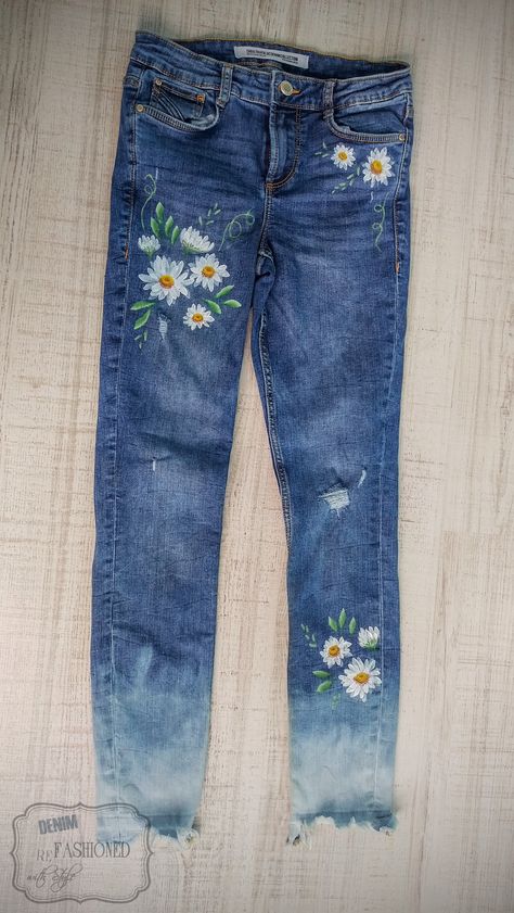 painted blue denim jeans daisy flowers Jean Diy, Diy Pants, Painted Clothes Diy, Diy Jeans, Sewing Pants, Denim Art, Painted Denim Jacket, Diy Vetement, Denim Ideas