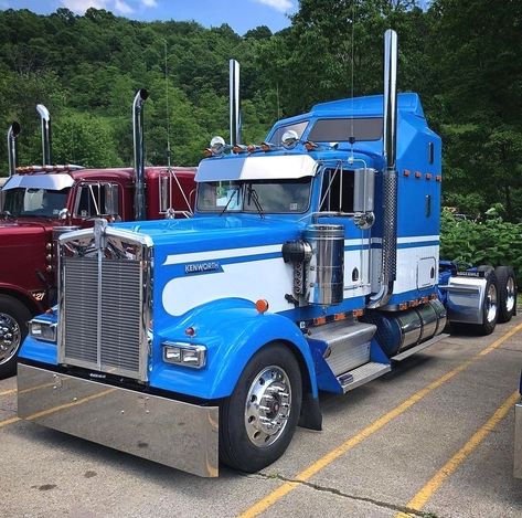 Truckers USA on Instagram: “💥LIKE AND COMMENT💥 --------- 🔥Tag us @truckers_usa_ on your pics to be featured!🔥 👉 Click the link in bio to see Truck T-Shirts/Hoodies! 👈…” Truck Drivers Usa, Old Peterbilt Trucks, Truck Drivers In Usa, Truck And Truckers, Truck Driver Pictures, Pictures Of Trucks, Voice Message Messenger, Austin Miller, Chris Brown Photos