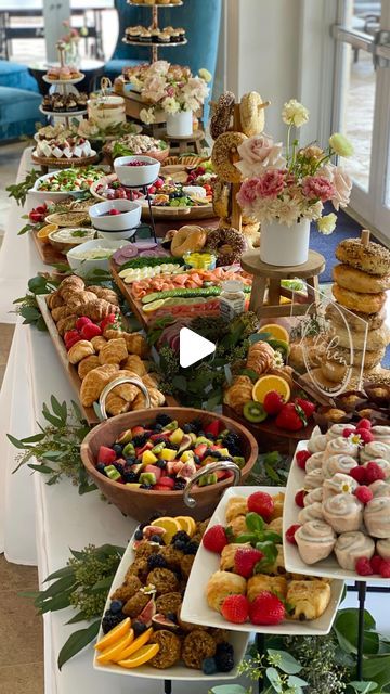 Alex Kamper | Kamper’s Kitchen on Instagram: "Just your yearly reminder of how much we loved this set up 🫶🏼 As the dates pass, we look back on each and every one of your events. They will always hold a place here 🤍⁣ ⁣ ⠀⠀⁣ ⁣ ⠀⁣ #kamperskitchen" Large Party Food, Breakfast Buffet Table, Christmas Buffet Table, Brunch Table Setting, Buffet Set Up, Food Set Up, Buffet Table Decor, Breakfast Table Setting, Christmas Buffet