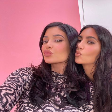 kylie jenner kim kardashian selfie Kim Kardashian Selfie, Kim And Kylie, Kylie Nails, Kim Kardashian Kylie Jenner, Look Kylie Jenner, Kylie Baby, Pretty Makeup Looks, Jenner Sisters, Kylie Cosmetic